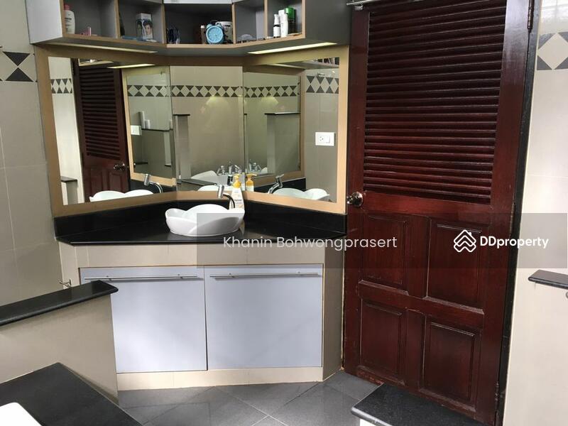 ขาย - 4-Br House near BTS On Nut, กรุงเทพ