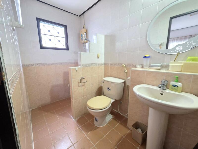 บ้านพร้อมห้องเช่า!! ในตลาดสัตหีบ !ในราคาสุดช๊อค!! ขายบ้านเดี่ยวพร้อมห้องแถว สัตหีบ, Chon Buri (Pattaya), Sattahip, Chon Buri (Pattaya), 6 Bedrooms, 230 sqm, Single Detached House For Sale, by คุณรินดา, 60073795 - DDproperty.com