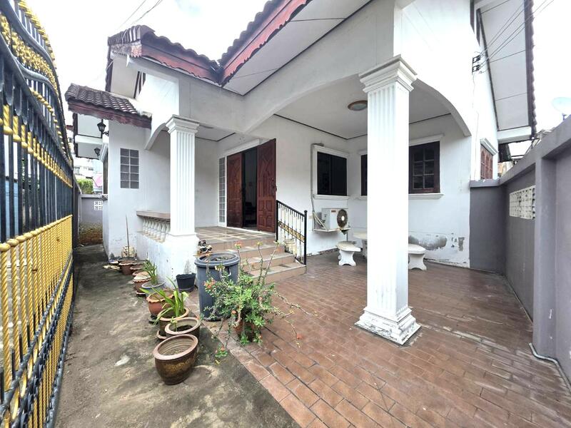บ้านพร้อมห้องเช่า!! ในตลาดสัตหีบ !ในราคาสุดช๊อค!! ขายบ้านเดี่ยวพร้อมห้องแถว สัตหีบ, Chon Buri (Pattaya), Sattahip, Chon Buri (Pattaya), 6 Bedrooms, 230 sqm, Single Detached House For Sale, by คุณรินดา, 60073795 - DDproperty.com