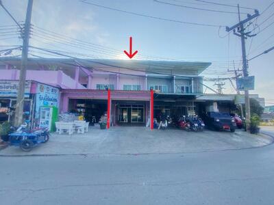 ขาย - ขาย อาคารพาณิชย์ 2 ชั้น ทำเลการค้า อยู่หน้าหมู่บ้าน หลายโครงการ พื้นที่ 29.5 ตร.ว.มีลานจอดรถด้านหน้า, นครปฐม