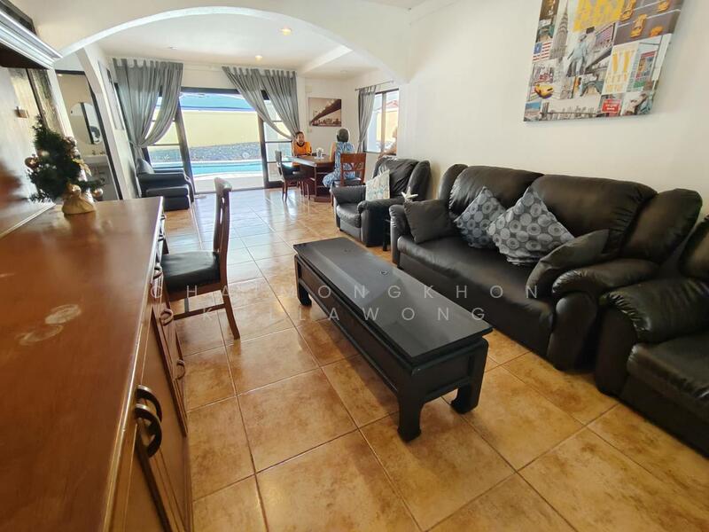 โซนทีวีเชื่อมกับห้องโถ่งโต๊ะอาหาร