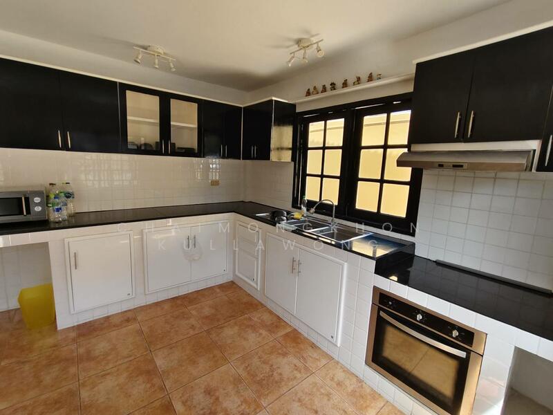 ห้องครัวแยกโซนพร้อมชุดครัวแบบจัดเต็ม