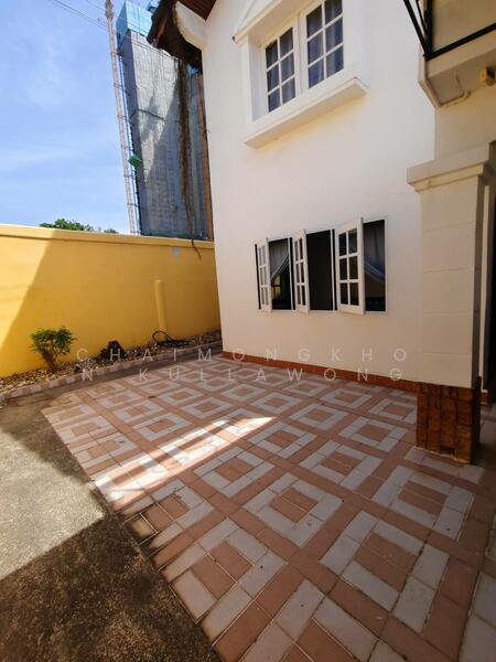 พื้นที่ข้างที่จอดรถ สามารถทำที่จอดรถยนต์เพิ่มได้