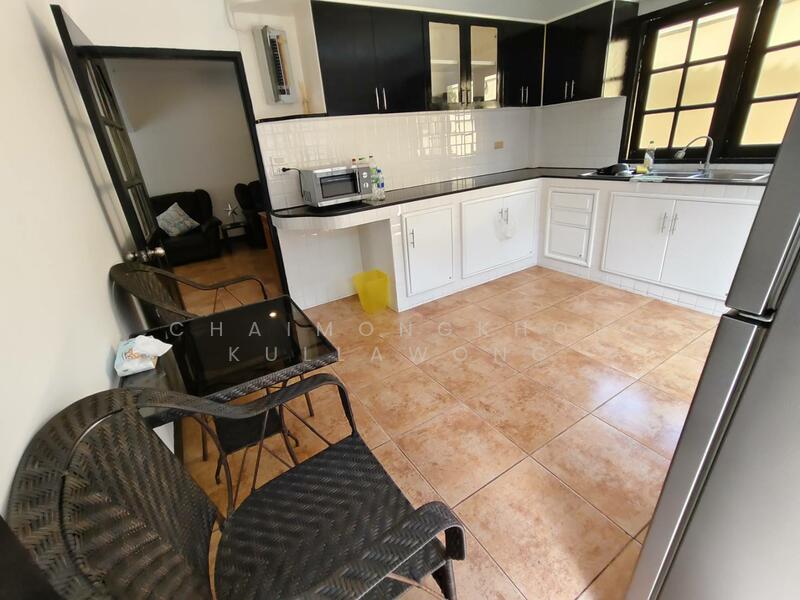 ห้องครัวแยกโซนพร้อมชุดครัวแบบจัดเต็ม