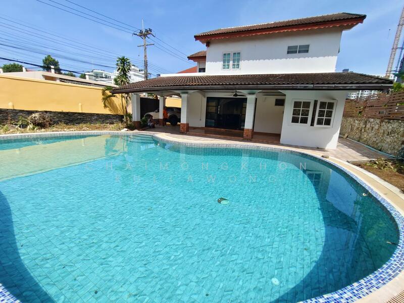 สระว่ายน้ำขนาดใหญ่