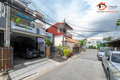 ขาย - ขาย ทาวน์เฮ้าส์ 3 ชั้น 20ตร.ว. ซอยวัดเวฬุวนาราม 12 เเยกซอยเทพประทาน 9 ( ดอนเมือง ), กรุงเทพ