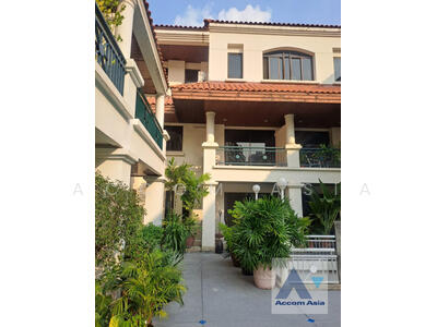ขาย - et friendly 5 Bedrooms Townhouse for Sale in Sukhumvit, Bangkok near BTS Thong Lo at, กรุงเทพ