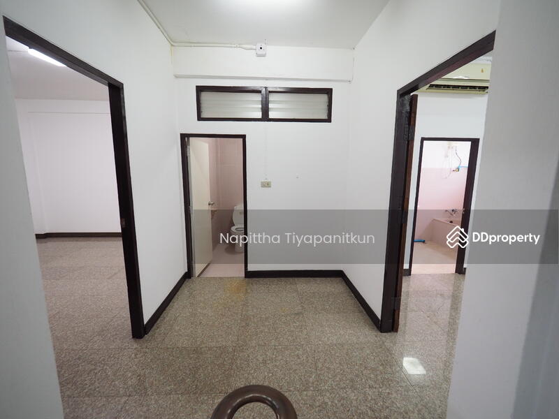 For Rent - 3-Storey Townhouse Newly Renovated for Rent, Ideal for Office use –in Sri Pramote Estate, Bangkok