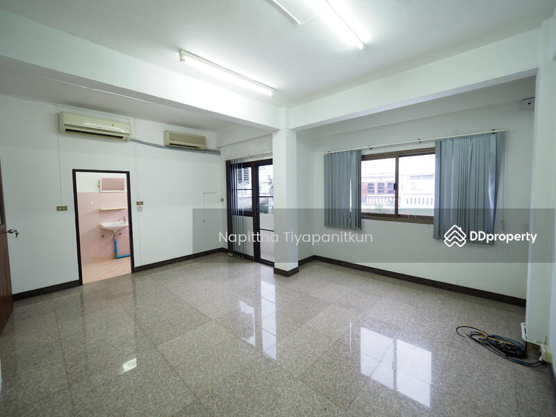 For Rent - 3-Storey Townhouse Newly Renovated for Rent, Ideal for Office use –in Sri Pramote Estate, Bangkok