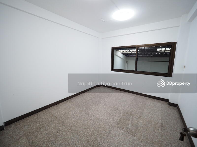 For Rent - 3-Storey Townhouse Newly Renovated for Rent, Ideal for Office use –in Sri Pramote Estate, Bangkok