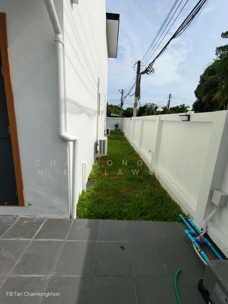 ภาพถ่ายจากกำแพงข้างบ้าน ตัวบ้านห่างจากกำแพง 1.5 เมตร