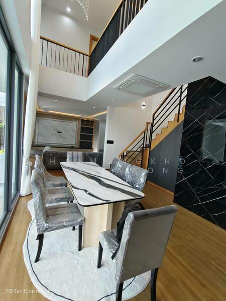 พื้นที่สำหรับทานอาหาร เพดานสูง