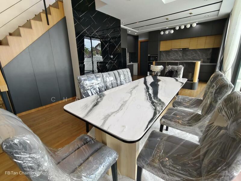 โซนทานอาหารอยู่ข้างกำทางขึ้นชั้น 2