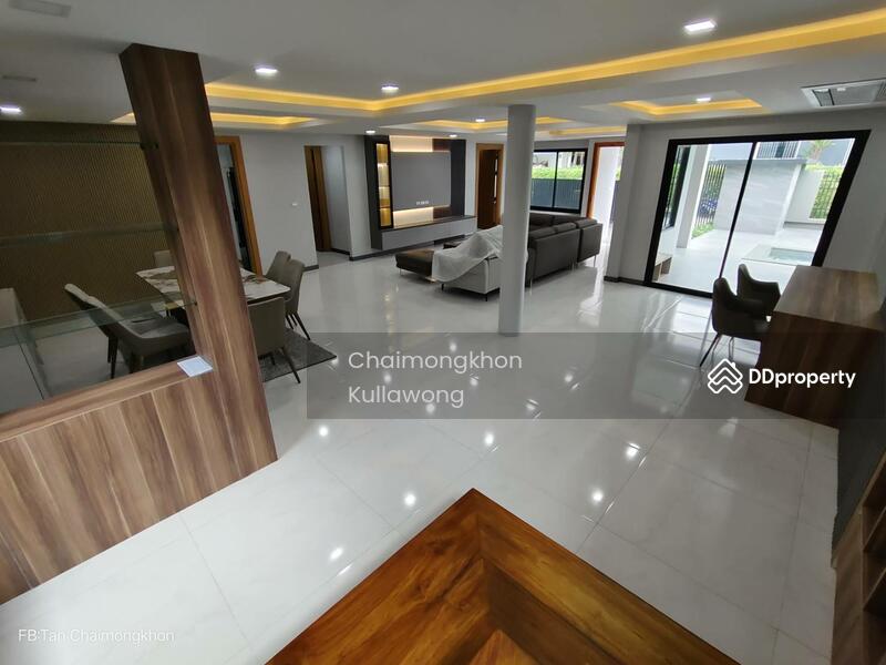living room มุมมองจากบรรได