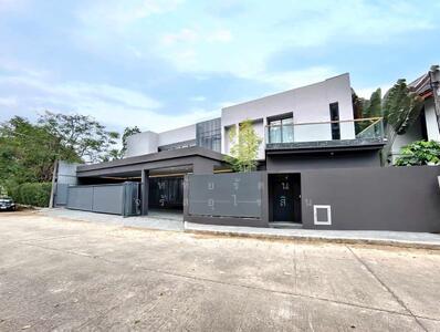 ขาย - บ้านพูลวิลล่า 2 ชั้น Modern & Contemporary สร้างบรรยากาศโปร่งโล่ง สบาย บนทำเลดอยสะเก็ด, เชียงใหม่