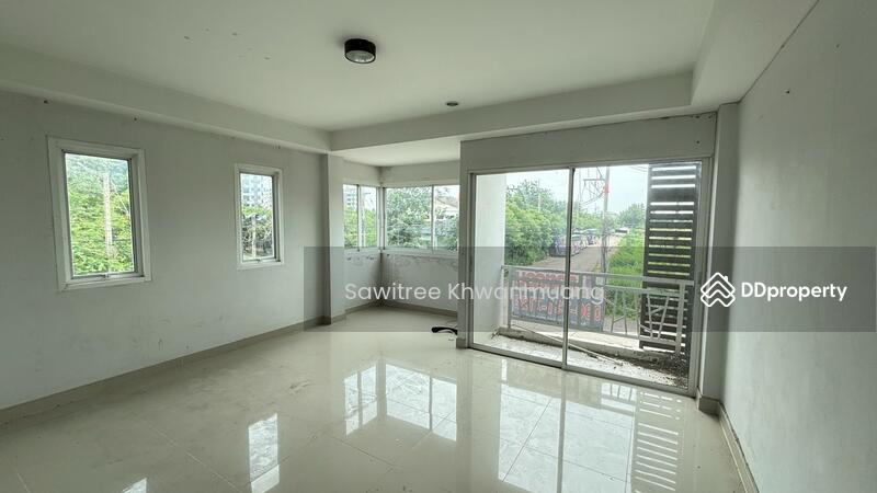 For Sale - 3-storey townhouse, ready to move in, near Suwinthawong Road, good location, suitable for business., Chachoengsao