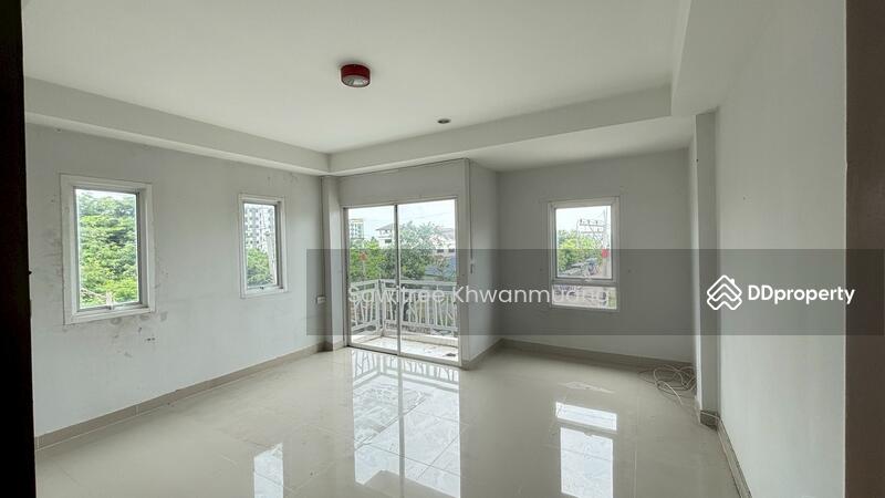 For Sale - 3-storey townhouse, ready to move in, near Suwinthawong Road, good location, suitable for business., Chachoengsao