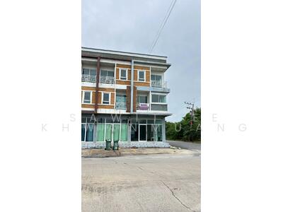 ขาย - ทาวน์โฮม 3 ชั้น พร้อมอยู่ ใกล้ถนนสุวินทวงศ์ ทำเลดีเหมาะทำการค้าหรือบริษัทได้, ฉะเชิงเทรา