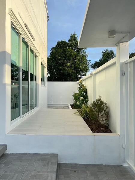 ทำเลลาดกระบัง 1ให้เช่าบ้านเดี่ยว 5 นอน บ้านสวยมาก สีขาว สไตล์โมเดิร์น มินิมอล ใกล้สุวรรณภูมิ, Bangkok, ลาดกระบัง, Lat Krabang, Bangkok, 5 Bedrooms, 250 sqm, Single Detached House For Rent, by บุษบา รัตนวงษ์ชัย, 60090796 - DDproperty.com