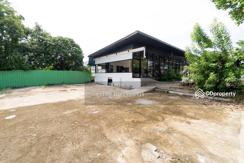 ลานปูนริมน้ำ (ทำเป็นที่นั่งทานอาหารริมน้ำได้)