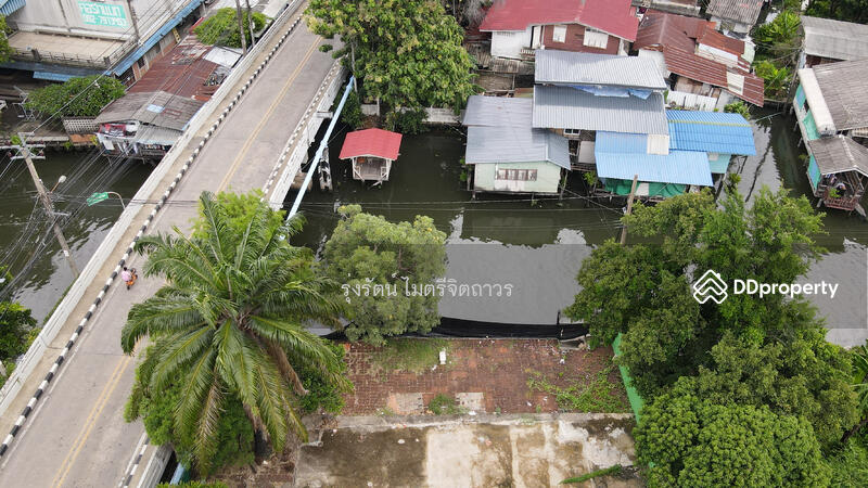 ลานปูนริมน้ำ (ทำเป็นที่นั่งทานอาหารริมน้ำได้)