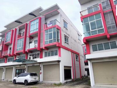 ขาย - ขายอาคารพาณิชย์ 3 ชั้นครึ่ง ศรีราชา ชลบุรี ติดถนนมอเตอร์เวย์ ใกล้แยกหนองยายบู่, ชลบุรี