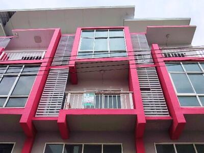 ขาย - ขายอาคารพาณิชย์ 3 ชั้นครึ่ง ศรีราชา ชลบุรี ติดถนนมอเตอร์เวย์ ใกล้แยกหนองยายบู่, ชลบุรี