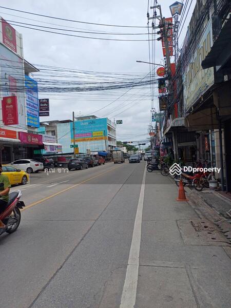 บริเวณรอบตึก