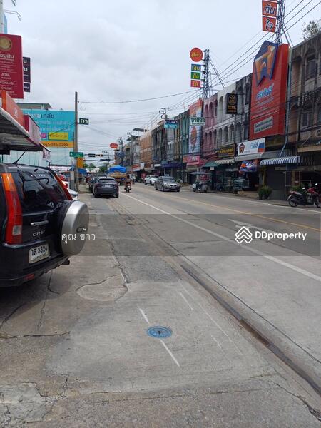 บริเวณรอบตึก