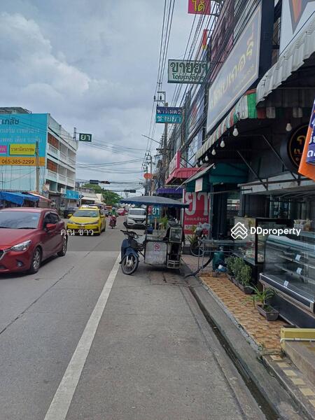 บริเวณรอบตึก