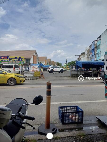 ลานจอดรถตรงข้ามตึก