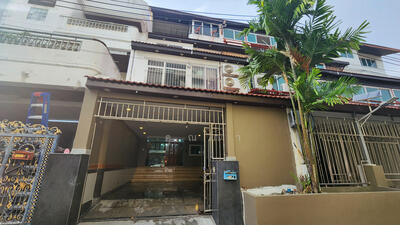 ขาย - ทาวน์โฮม 4 ชั้น ซอยลาดพร้าว122 (ทำเลดีมาก), กรุงเทพ