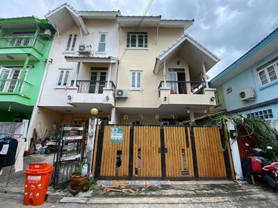 ขาย - ขายทาวน์เฮ้าส์3ชั้น หมู่บ้านออลสวีท ซอยสายไหม54/1 หลังมุม บ้านดี ทำเลดี พร้อมอยู่ ใกล้ตลาดยิ่งเจริญ, กรุงเทพ