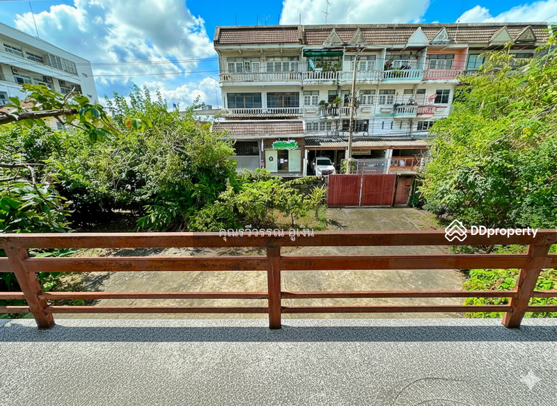 For Sale - Stylish 2-Storey House with Beautiful Land in the Heart of the City, Bangkok