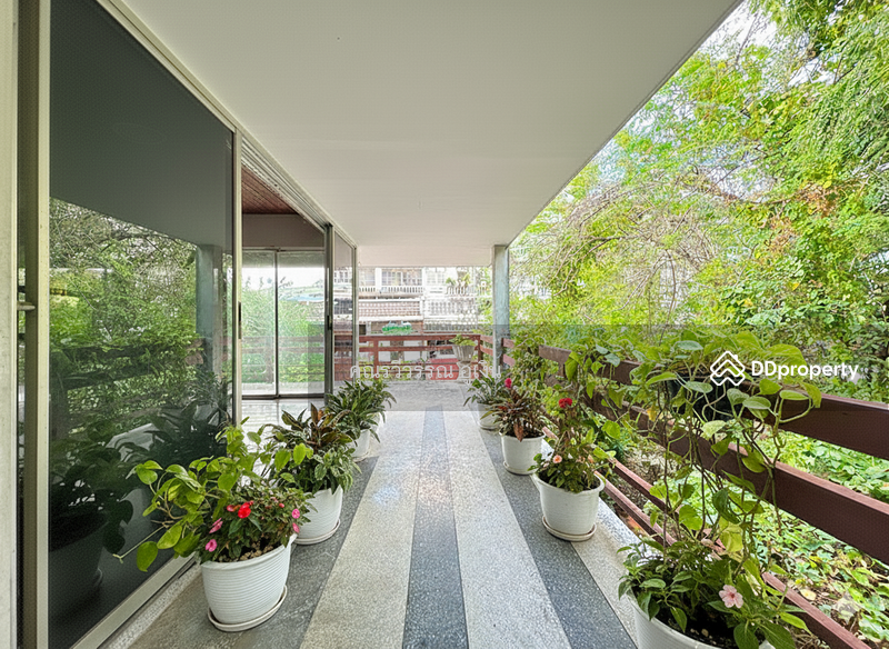 For Sale - Stylish 2-Storey House with Beautiful Land in the Heart of the City, Bangkok