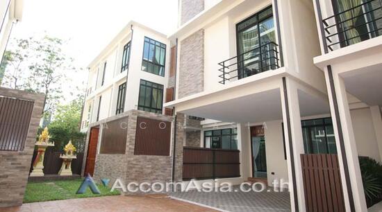 Picture Idea: Private Swimming Pool Pet Friendly Minimalist Box Shape Home With