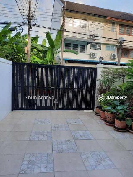 For Rent - Townhouse for rent on Suthisan Winitchai Road, corner room, 3 bedrooms, 4 bathrooms, 5 aircondition, Bangkok