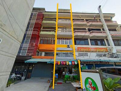 ขาย - ทำการค้า ตึกนี้จัดว่าครบ!! ติดถนนใหญ่ ใกล้รถไฟฟ้า มีที่จอดรถ! ขาย อาคารพาณิชย์ 4 ชั้นครึ่ง, นนทบุรี