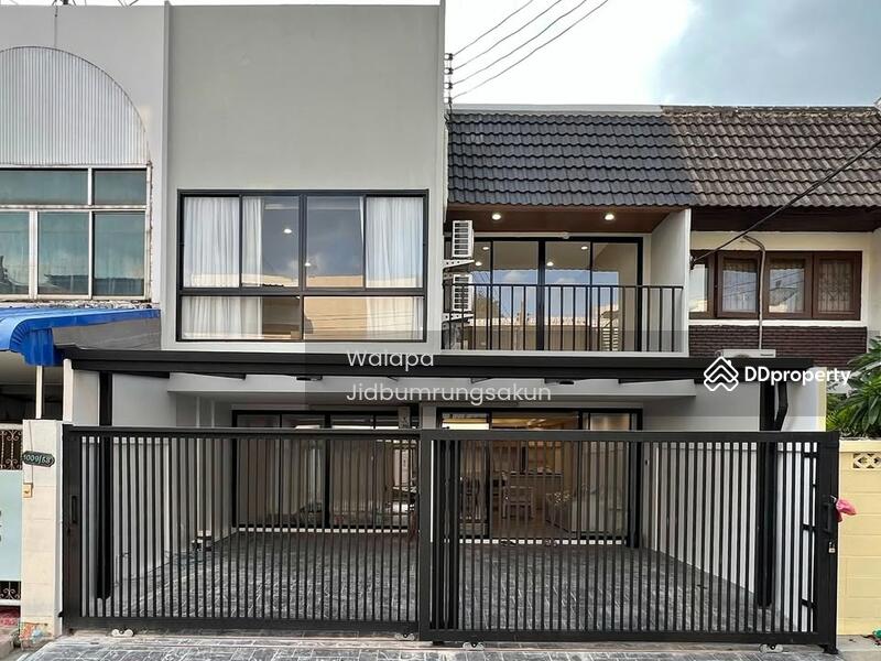 For Rent - 4-Bedroom Townhouse, Bangkok