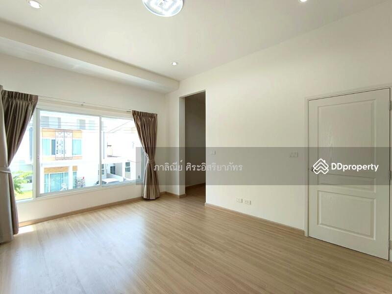 Master bedroom with big walk-in closet