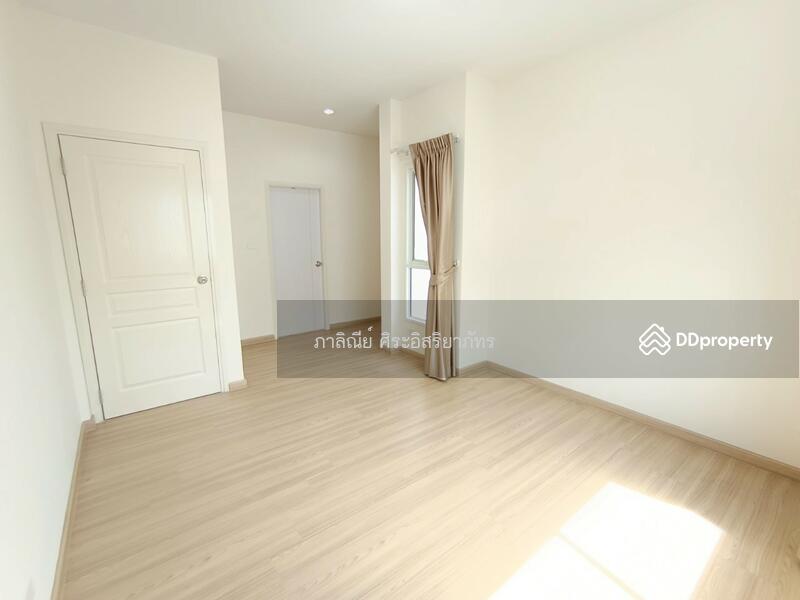 2nd bedroom with walk-in closet