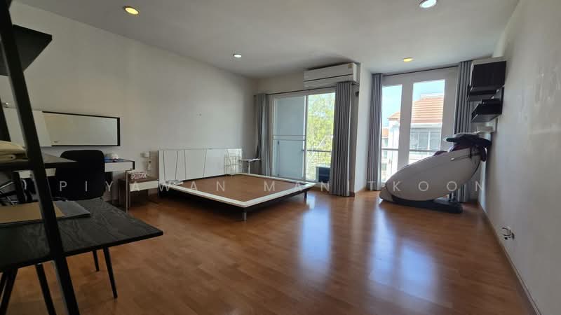 Baan Klang Muang S-Sense Srinakarin, Bangkok, Srinakarin Road, Nong Bon, Prawet, Bangkok, 3 Bedrooms, 180 sqm, Townhouse For Sale, by Piyawan Manitkoon, 60110016 - DDproperty.com