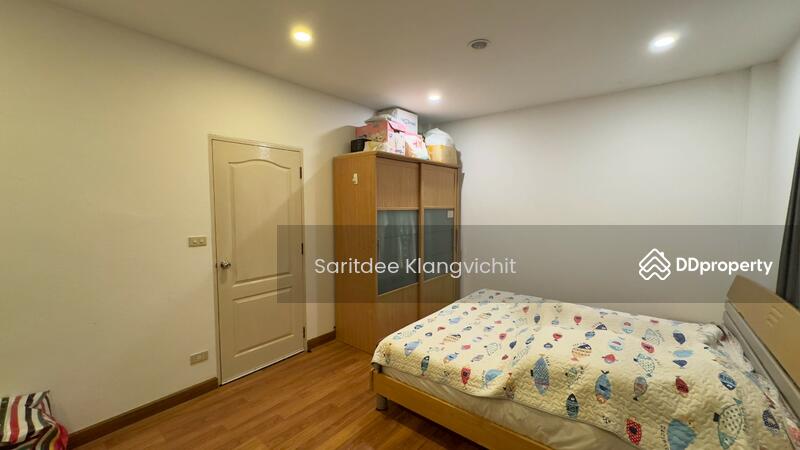 ห้องนอนใหญ่ชั้น 3 เฟอร์ฯ เตียง ตู้ แอร์