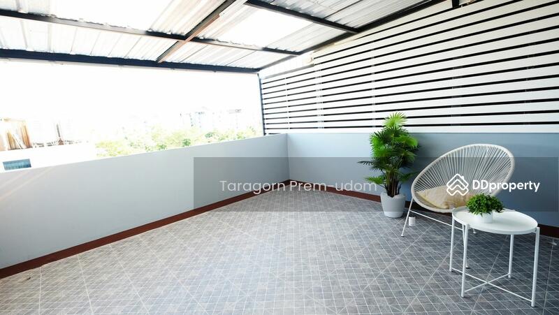 For Rent - 5-Bedroom Townhouse, Bangkok