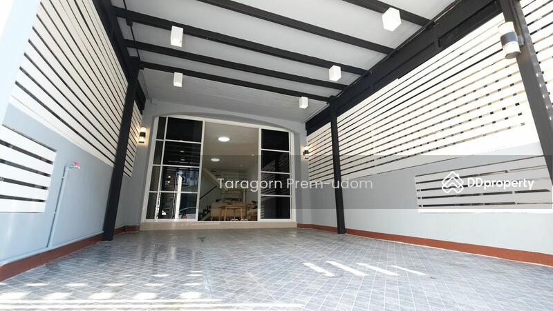 For Rent - 5-Bedroom Townhouse, Bangkok