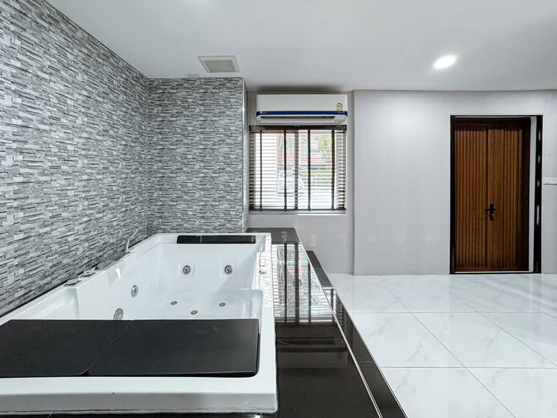 The Kris Ratchada 17, Bangkok, Inthamara 45 Alley, Din Daeng, Din Daeng, Bangkok, 1 Bedroom, 46 sqm, Condo For Sale, by ณัฐยา ศิริฐานนท์, 60116927 - DDproperty.com