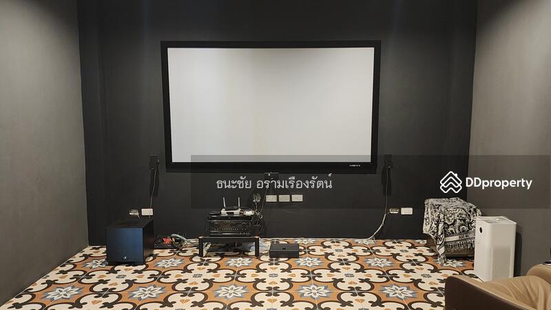 ห้องดูหนังส่วนตัวพร้อมโปรเจกเตอร์ โซฟาหนังแท้ และเก้าอี้นวด