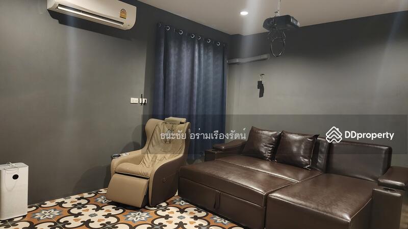 ห้องดูหนังส่วนตัวพร้อมโปรเจกเตอร์ โซฟาหนังแท้ และเก้าอี้นวด
