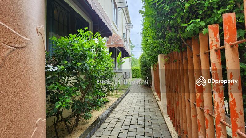 บริเวณรอบตัวบ้านโปร่งสบาย