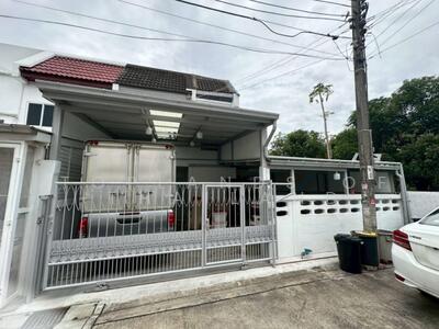 ขาย - ขาย ทาวน์เฮ้าส์ ถนนรัชดาภิเษก ใกล้ทางด่วน (พร้อมอยู่) เนื้อที่ 25 ตร.วา พื้นที่ใช้สอย 130 ตร.ม., กรุงเทพ